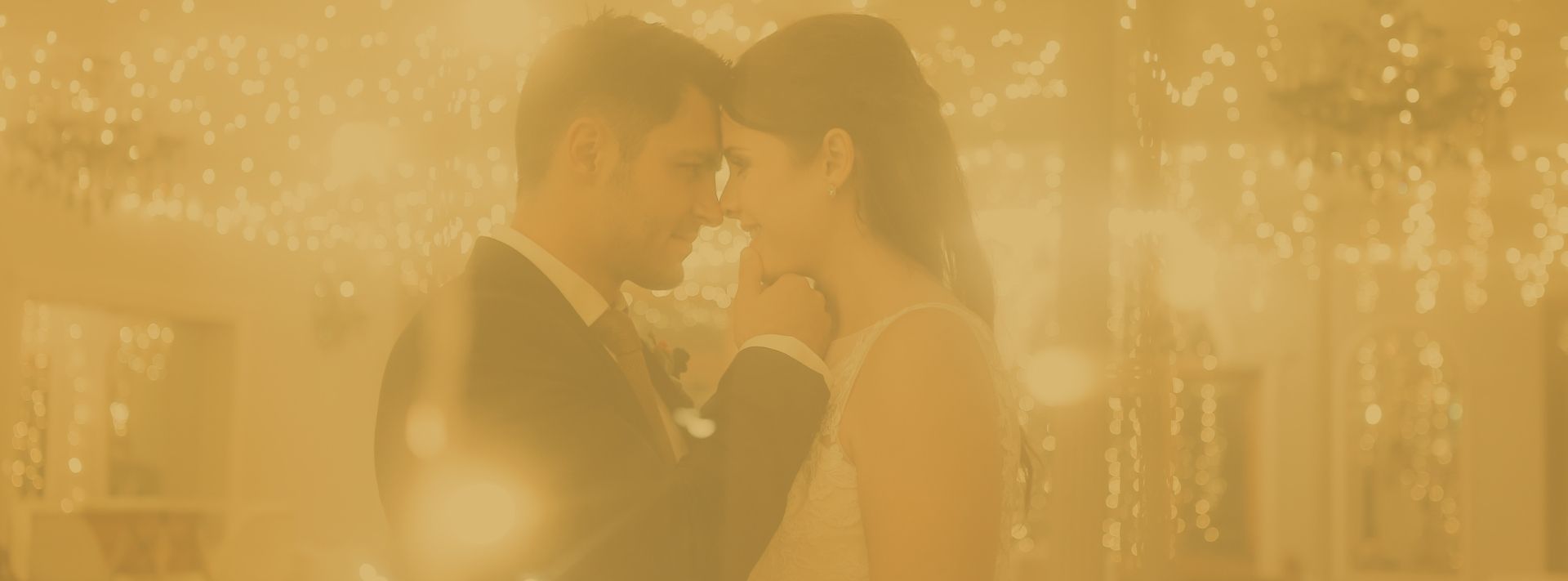 Par de alianças de casamento em ouro 18k sobre a bancada da Fino Ouro Jóias