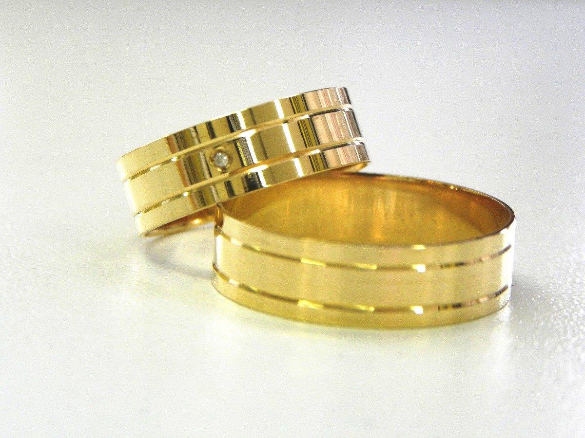 Alianças em ouro 18k 14g 7mm, Quadrada com 2 frisos e 1 Brilhante na feminina